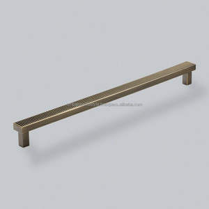 Tirador de metal antiguo con diseño clásico, construcción sólida y agarre suave para muebles de cocina, armarios y cajones. - Product Image 2