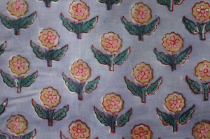 Tela de Algodón Estampada a Mano con Diseño Floral en Lavanda y Amarillo |   Material para Correr Buti Pequeño - Product Image 3