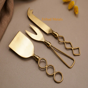 Juego de 3 cuchillos para queso de latón antiguo martillado, hechos a mano, con mango de latón en forma de arco - Product Image 6
