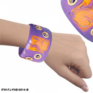 Brazalete Retro Y2K de Resina Morada con Incrustaciones Naranja Marmoleadas y Detalles Dorados, Regalo para Ella - Product Image 3