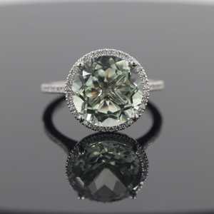 Anillo de Media Eternidad Clásico con Amatista Verde y Moissanita de Corte Redondo, Plata 925 Original, Ideal para Regalo de Boda para Ella - Product Image 1