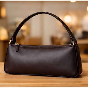 La mini bolsa de cuero granulado negro parece ser un producto de moda genérico similar a las bolsas fabricadas en China. - Product Image 2