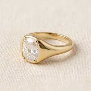 Anillo de banda ancha Signet Premium con diamante de corte cojín de 2.01 quilates, oro macizo de 18K, diamante cultivado en laboratorio, regalo para fiestas de boda para novias - Product Image 2