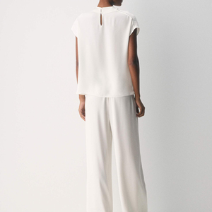 Blouse en satin de soie de luxe à col montant et manches drapées, haut de gamme pour femmes, fabrication OEM/ODM - Product Image 2