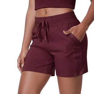 Shorts en molleton pour femme à ourlet effiloché, taille mi-haute, avec cordon de serrage, coupe droite, décontracté, coupe-vent - Product Image 2