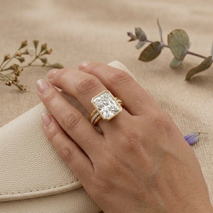 Bague de fiançailles 3 carats en or 14K avec moissanite taille radiant sertie clos, pavé, design géométrique moderne et luxueux pour mariage et fête - Product Image 5