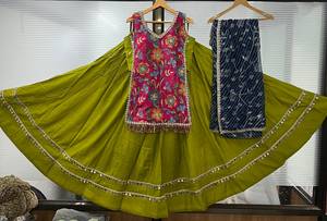 Women <b>Lehenga</b> Choli Set Embroidered Floral Top Purple <b>Skirt</b> Green Dupatta Traditional Indian Pakistani Wedding Wear - Product Image 2