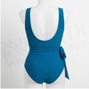 Ensemble de yoga 2 pièces imprimé papillon bleu avec finition dorée, body à col en V profond et jupe portefeuille longueur genou - Product Image 2