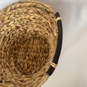 Venta al por mayor mejor precio cesta de almacenamiento de algas marinas con asas de mimbre hecho a mano para la decoración de la cocina y el baño directo de Vietnam - Product Image 3