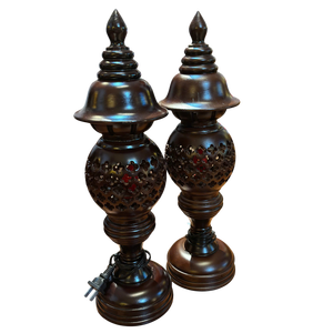 Une paire de lampes d'autel en bois en forme de nid d'abeille. - Product Image 4