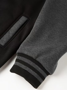 เสื้อแจ็คเก็ตเบสบอลแบบ Letterman สีดำเทา ปักลายตามสั่ง สำหรับผู้ชาย ผ้าฝ้าย 100% ระบายอากาศได้ดี เป็นมิตรกับสิ่งแวดล้อม สไตล์ High Street รับผลิตแบบ OEM - Product Image 5