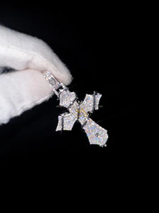 Pendentif Croix de Jésus en Argent Sterling 925 Plaqué Rhodium avec Diamants Moissanite et Longueur Personnalisable – Vente en Gros pour Cadeaux Chrétiens de Luxe - Product Image 4