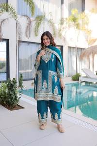 ชุดคุर्ติผ้าไหมเฟนดีแบบเย็บพิเศษพร้อมกางเกงและผ้าคลุมไหล่  บุด้วยผ้าฝ้ายเต็มตัว  ตกแต่งด้วยเลื่อมอย่างหรูหราสำหรับผู้หญิง - Product Image 4