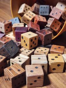 Fabricant de dés en bois OEM personnalisés, dés en bois polyédriques personnalisés pour jeux de société, accessoire de jeu de table haut de gamme - Product Image 4