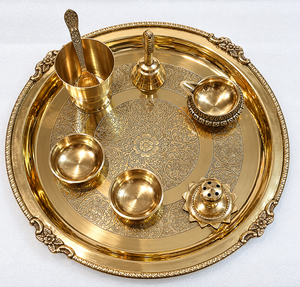 Juego de Thali de Metal Premium para Pooja con Grabado Floral Intrincado, Bandeja Redonda Decorativa para Puja con Campana Diya, Porta Incienso y Cuencos - Product Image 1