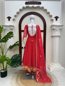 Ensemble indien pakistanais en georgette rouge avec imprimé Butti doré et bordure en dentelle, robe et chemisier pour fêtes et mariages - Product Image 2