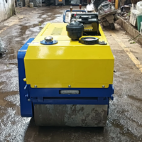Machine à rouleaux vibratoires portée à la main utilisée pour le compactage du sol et de l'asphalte et les applications de construction routière