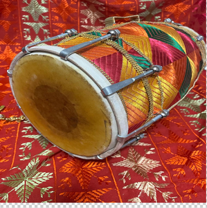 Tambor de madera envuelto en tela con bordados coloridos, equipado con varillas de afinación de metal resistentes, disponible a precios de mayorista. - Product Image 1