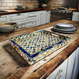 Plateau de service rectangulaire artisanal en os incrusté de chevron bleu et blanc côtier, décoration d'intérieur, accent de cuisine - Product Image 4