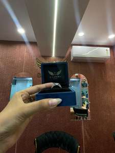 Bague de déclaration pour homme en or blanc 9K avec diamants de laboratoire taille princesse et émeraude, 2,63 carats, plaqué rhodium - Product Image 6