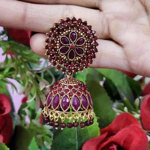 Pendientes Jhumki Hechos a Mano, Estilo Bollywood, Color Vino Tinto, Jhumka con Cristales de Imitación en Oro Mate Antiguo, Joyería para Novia, Boda, Saree - Product Image 2
