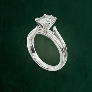 แหวนทองคำแท้ 18K ทรงรี ประดับเพชรรอยัลทริโลจี 2 กะรัต แบบหนามเตย - Product Image 1