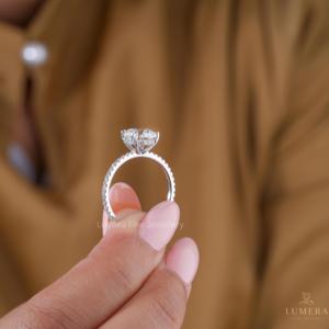 Anillo de Compromiso con Diamante Cultivado en Laboratorio de Corte Brillante Redondo de 2.37CT, con Banda de Diamantes Pavé, Anillo de Boda Solitario para Mujer - Product Image 4
