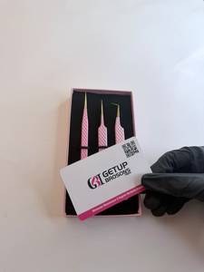 Pince à épiler pour extensions de cils en acier inoxydable, à pointe dorée, avec revêtement en poudre rose clair, design couronne sur le dos, à 90 degrés/droite - Product Image 1