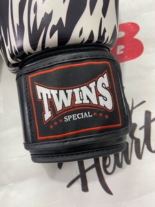Gants de boxe professionnels sur mesure de qualité supérieure, en cuir synthétique et cuir de vachette véritable, pour l'entraînement. - Product Image 3