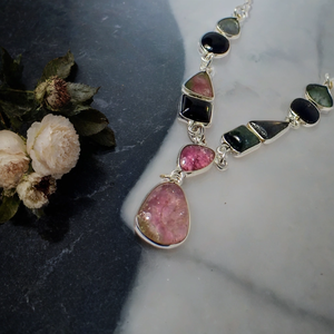 Collier pendentif vintage élégant en argent sterling avec pierre précieuse tourmaline rose et verte pour femme, idéal pour les fêtes et les occasions romantiques - Product Image 1