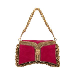 กระเป๋าคลัทช์เจ้าสาวกำมะหยี่สีบานเย็นงานแฮนด์เมดจากอินเดีย พร้อมหูจับประดับลูกปัดสีทอง แต่งขอบกุงรู ทรงแข็งแรง ใช้ได้ทั้งงานแต่งงานและงานกลางคืน รับผลิตแบบ OEM - Product Image 1
