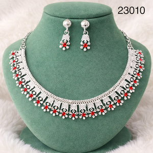 Parure de bijoux traditionnelle ethnique plaquée or avec collier floral, boucles d'oreilles et bague pour mariage, fiançailles et soirées – Modèle n° A-23007 - Product Image 4