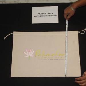 Pochette en toile de coton blanc cassé imprimée numériquement avec fermeture de type cordon de serrage - Product Image 4