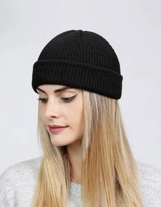 Gorro de Punto Personalizado con Pedrería y Estampado de Flores, Color Negro Sólido, Unisex, para Adultos, Estilo Casual, Cálido para Invierno, 100% Acrílico - Product Image 1
