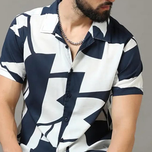 Chemise noire à manches courtes pour homme, ornée de motifs géométriques rétro dans des tons terreux chauds – où l'art moderne rencontre le style quotidien. - Product Image 2