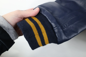 Veste universitaire pour homme Fire Athlete Industry, bleu marine, manches en cuir PU, logo brodé, col rabattu, style décontracté - Product Image 2