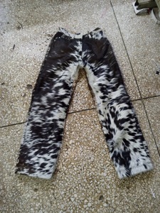 Pantalon en cuir de vachette véritable fait main pour homme, avec fourrure de vache, pour tenue de motard western - Product Image 3