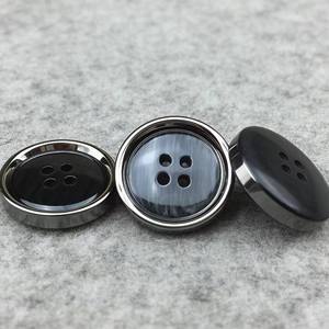 Botón de cuerno negro de búfalo, el más vendido y de mejor calidad, ampliamente utilizado en la confección de alta gama, incluyendo trajes de hombre a medida y abrigos de invierno. - Product Image 1