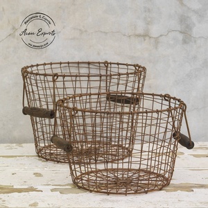 Panier métallique géométrique moderne au design unique, parfait pour organiser ou exposer des articles de maison ou de bureau - Product Image 2