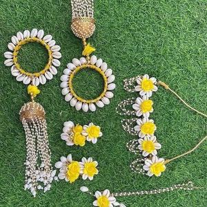 Parure de bijoux Haldi exquise avec fleurs jaunes et coquillages de cauris pour femme, collier ras-du-cou artisanal, bijoux floraux traditionnels - Product Image 1