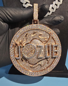 Colgante circular con letra personalizada de moissanita VVS, estilo hip hop, con incrustaciones de dos tonos, colgante de plata 925 chapado en oro para él. - Product Image 1