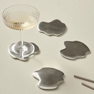 Juego de posavasos metálicos multiusos con diseño elegante, adecuado para tazas de café, vasos, jarras y artículos de vidrio para bebidas. - Product Image 1