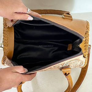 Bolso de Viaje de Cuero Genuino con Diseño de Cerezas Grabado a Mano para Mujer, Bolso Cruzado de Alta Calidad Estilo Western - Product Image 6