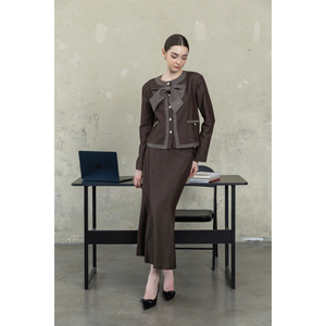 Conjunto de Dos Piezas de Alta Calidad para Mujer, Chaqueta Elegante con Lazo, Falda Larga con Estampado Floral, 100% Algodón, Fabricación en Vietnam - Product Image 1