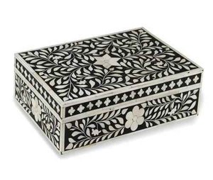 Boîte en bois personnalisée avec incrustation florale, bleue et blanche, pour rangement décoratif, idéale pour organiser les cadeaux de mariage - Product Image 6
