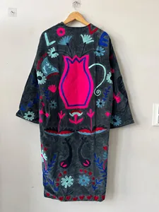 Chaqueta Larga de Terciopelo Gris de Lujo, Bordada con Diseño Floral, Estilo Prairie Chic para Mujer, Cuello Redondo, Manga Larga, Ropa de Invierno - Product Image 5