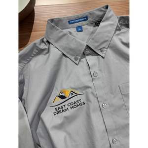 2025 Vestido de manga larga para hombre Camisas con botones W100 Bordado personalizado Fácil cuidado con textos de logotipo - Product Image 1