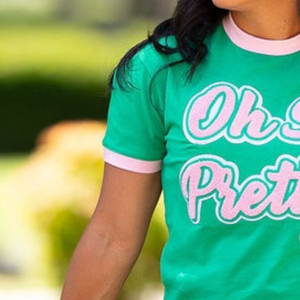   Camiseta negra de manga corta con cuello redondo para mujer, con estampado gráfico de letras griegas en rosa y verde, estilo casual y de moda para hermandades. - Product Image 6