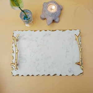 Plateau de service en pierre au design élégant, de couleur noire, avec incrustations métalliques dorées et poignée dorée, pour la décoration de table. - Product Image 6