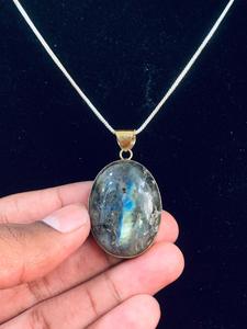 Colgante de Joyería de Moda de la Colección Vintage, con Labradorita Natural de Forma Ovalada y Efecto Fuego Intenso, en Montura de Latón Chapado en Oro - Product Image 1